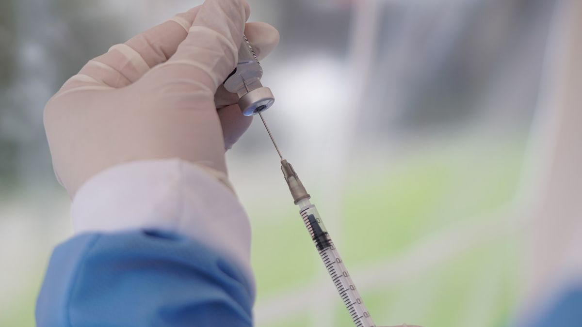První vakcína proti omikronu se blíží. Příliš pozdě, zní od expertů